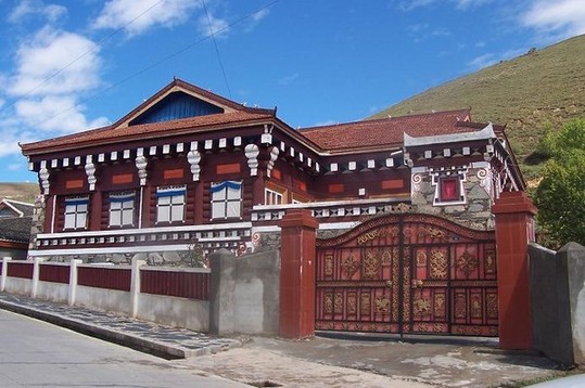 康巴民居建筑,具有浓厚的藏民族风格和强烈的地域特色,被称为"康巴