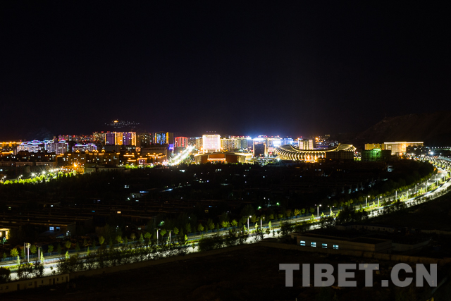 图为西藏自治区拉萨市柳梧新区夜景.摄影:赵耀