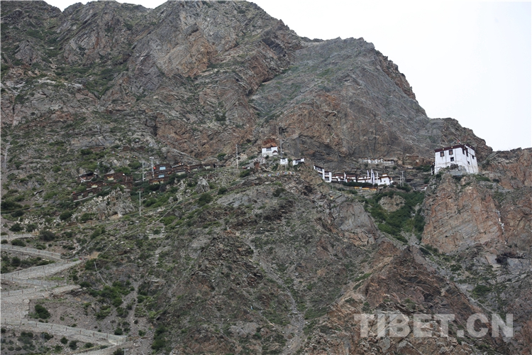 图为查嘎寺 摄影:王淑图为十一世班禅在查嘎寺礼佛 摄影:王淑十一世