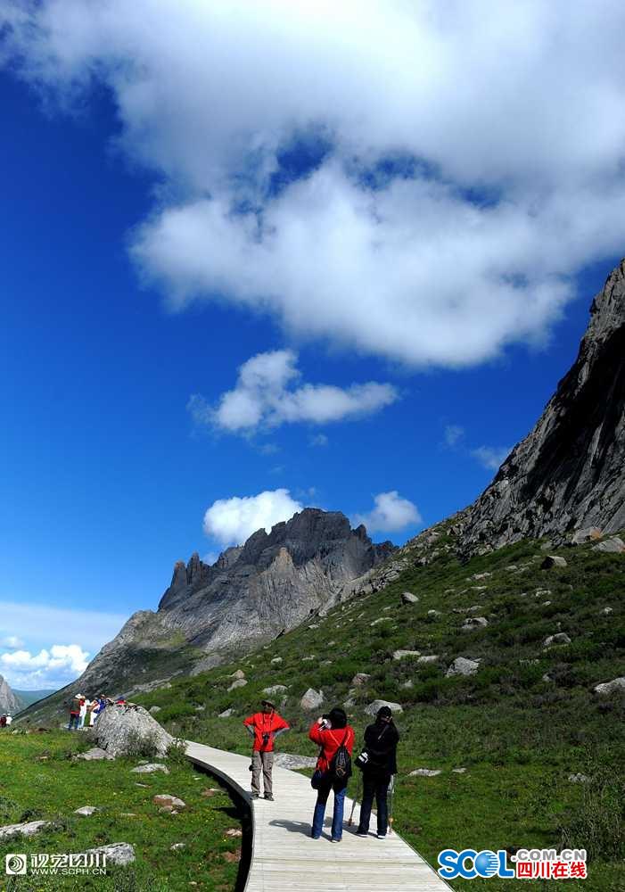 图库 旅游摄影 / 正文莲宝叶则位于四川阿坝县和青海省久治县,班玛县