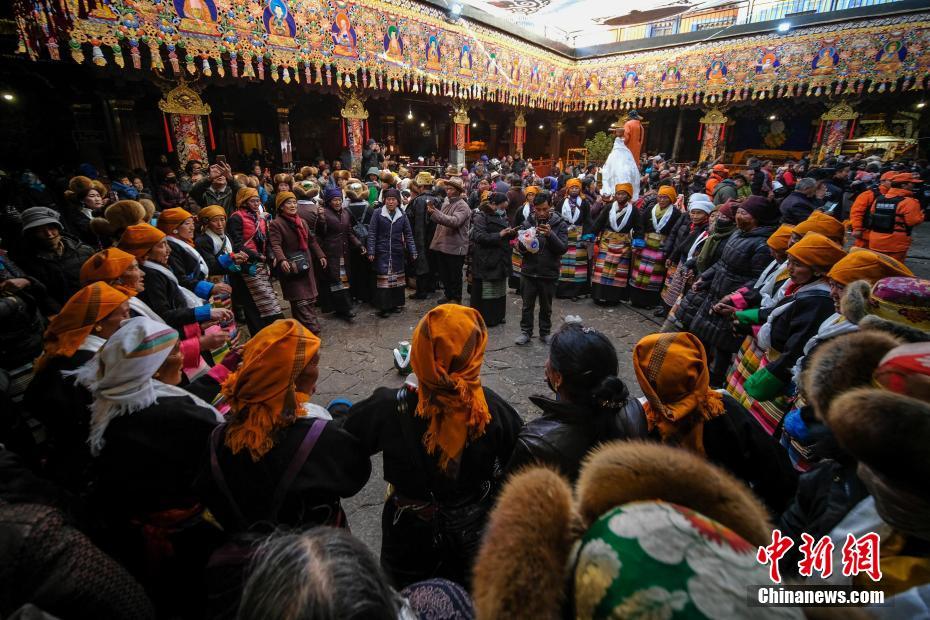 西藏"仙女节 美酒舞蹈为爱祈福