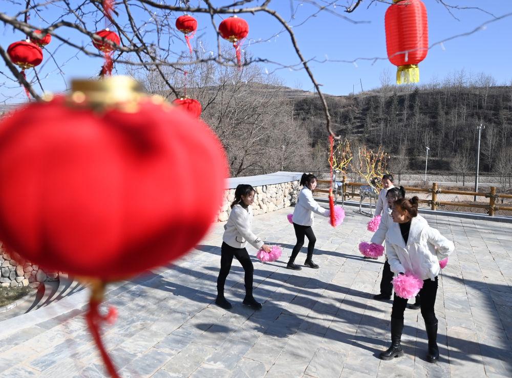 雷竞技APP万水千山 情深意长——循着习春节脚迹感觉为民情怀(图3)