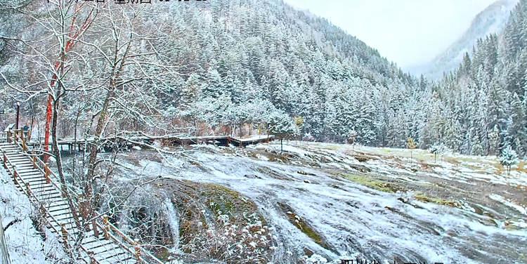 雪景中的珍珠滩瀑布。九管局供图