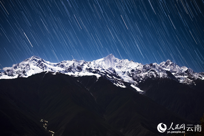 梅里雪山“星河流淌”奇观。赵一舟摄